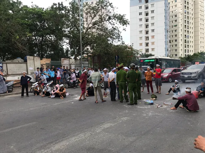 Cả tuyến đường ùn tắc vì gia đình nạn nhân kéo đến hiện trường vụ tai nạn... 1 năm trước - Ảnh 2. Cả tuyến đường ùn tắc vì gia đình nạn nhân kéo đến hiện trường vụ tai nạn... 1 năm trước - Ảnh 2.