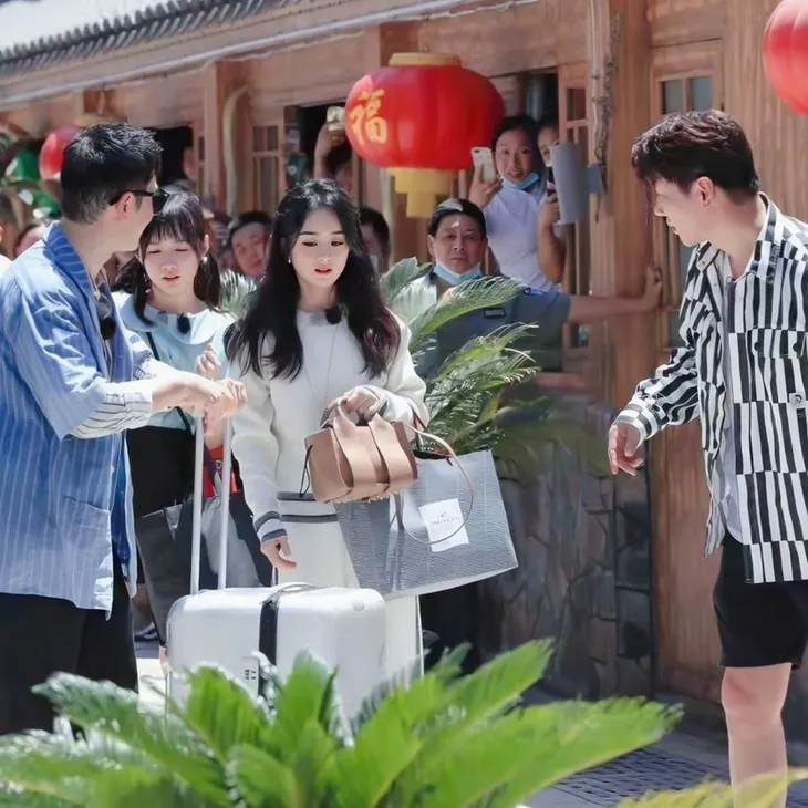 Xuất hiện tại show Nhà hàng Trung Hoa, Triệu Lệ Dĩnh lấn át tất cả - Ảnh 3. Xuất hiện tại show Nhà hàng Trung Hoa, Triệu Lệ Dĩnh lấn át tất cả - Ảnh 3.
