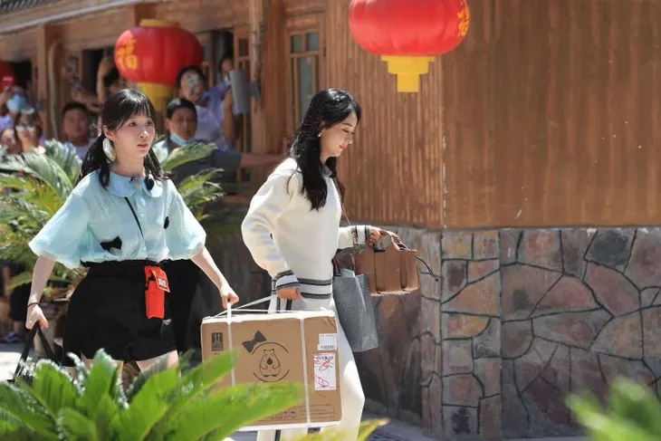 Xuất hiện tại show Nhà hàng Trung Hoa, Triệu Lệ Dĩnh lấn át tất cả - Ảnh 2. Xuất hiện tại show Nhà hàng Trung Hoa, Triệu Lệ Dĩnh lấn át tất cả - Ảnh 2.