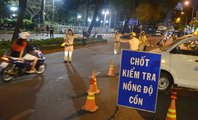 Nhiều lái xe vẫn sử dụng rượu bia khi tham gia giao thông - Ảnh 1. Nhiều lái xe vẫn sử dụng rượu bia khi tham gia giao thông - Ảnh 1.