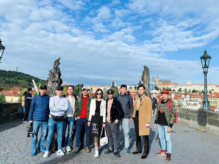 Nhớ Praha, Lã Thanh Huyền tung loạt ảnh hậu trường Tình yêu và tham vọng - Ảnh 2. Nhớ Praha, Lã Thanh Huyền tung loạt ảnh hậu trường Tình yêu và tham vọng - Ảnh 2.