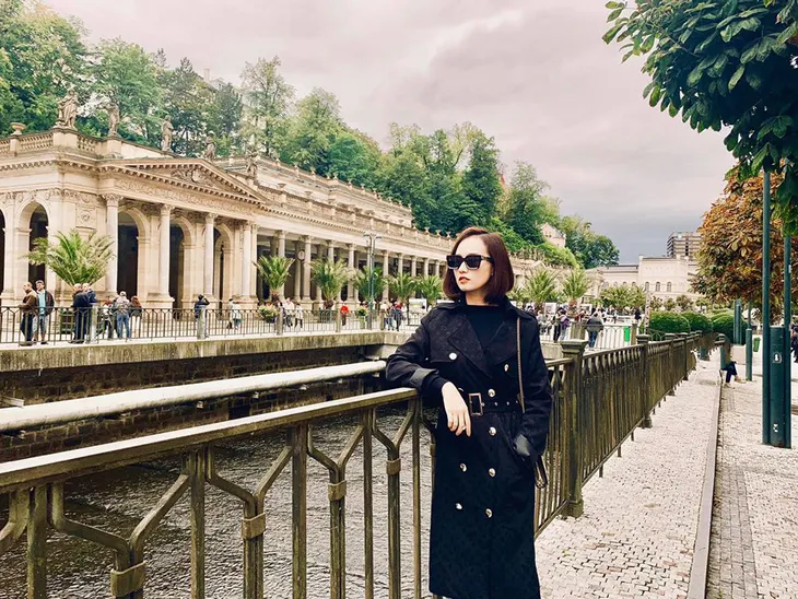 Nhớ Praha, Lã Thanh Huyền tung loạt ảnh hậu trường Tình yêu và tham vọng - Ảnh 4. Nhớ Praha, Lã Thanh Huyền tung loạt ảnh hậu trường Tình yêu và tham vọng - Ảnh 4.