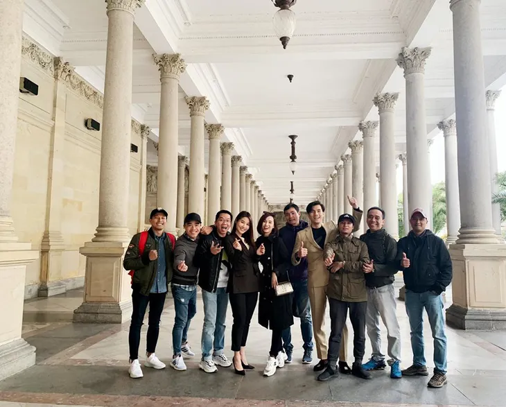 Nhớ Praha, Lã Thanh Huyền tung loạt ảnh hậu trường Tình yêu và tham vọng - Ảnh 10. Nhớ Praha, Lã Thanh Huyền tung loạt ảnh hậu trường Tình yêu và tham vọng - Ảnh 10.