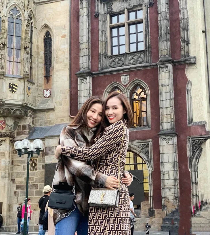Nhớ Praha, Lã Thanh Huyền tung loạt ảnh hậu trường Tình yêu và tham vọng - Ảnh 9. Nhớ Praha, Lã Thanh Huyền tung loạt ảnh hậu trường Tình yêu và tham vọng - Ảnh 9.