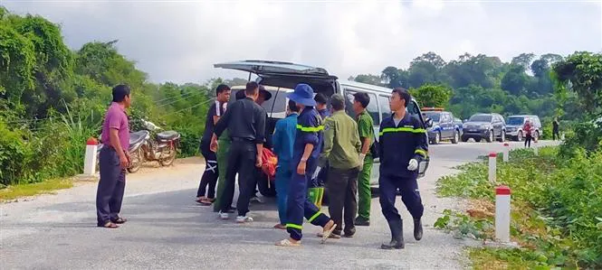 Vụ xe khách rơi xuống vực: Đến lần thứ 3 xe nghiêng là lao xuống luôn - Ảnh 1. Vụ xe khách rơi xuống vực: Đến lần thứ 3 xe nghiêng là lao xuống luôn - Ảnh 1.