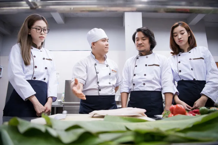 Cuộc sống hôn nhân đáng ngưỡng mộ của người đứng sau nhiều Hoa hậu, Á hậu - Ảnh 7. Cuộc sống hôn nhân đáng ngưỡng mộ của người đứng sau nhiều Hoa hậu, Á hậu - Ảnh 7.