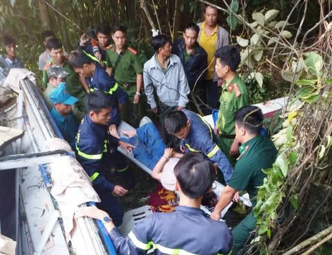 Vụ xe khách lao xuống vực tại Kon Tum: 2 ca dập phổi, suy thận diễn biến nặng - Ảnh 1. Vụ xe khách lao xuống vực tại Kon Tum: 2 ca dập phổi, suy thận diễn biến nặng - Ảnh 1.