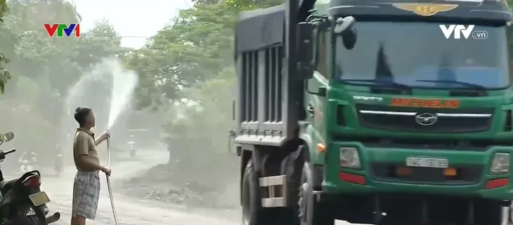 Mỏ than gây bụi bặm và nguy cơ sạt trượt bãi thải - Ảnh 1. Mỏ than gây bụi bặm và nguy cơ sạt trượt bãi thải - Ảnh 1.