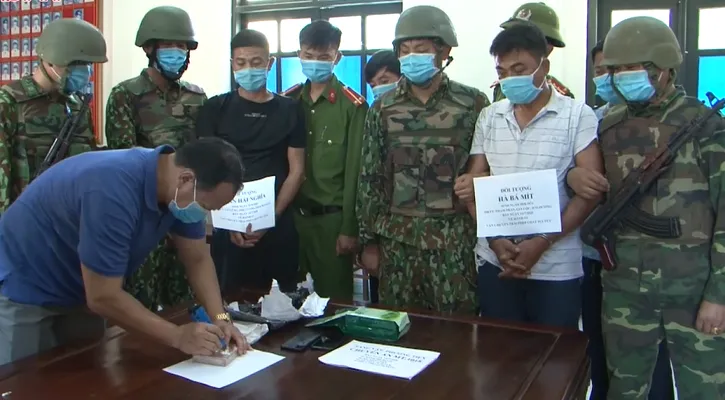 Vận chuyển 1 bánh heroin, 1kg ketamine, 2 đối tượng vận chuyển bị bắt giữ ở khu vực biên giới - Ảnh 1. Vận chuyển 1 bánh heroin, 1kg ketamine, 2 đối tượng vận chuyển bị bắt giữ ở khu vực biên giới - Ảnh 1.
