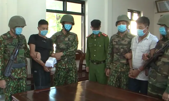 Vận chuyển 1 bánh heroin, 1kg ketamine, 2 đối tượng vận chuyển bị bắt giữ ở khu vực biên giới - Ảnh 2. Vận chuyển 1 bánh heroin, 1kg ketamine, 2 đối tượng vận chuyển bị bắt giữ ở khu vực biên giới - Ảnh 2.