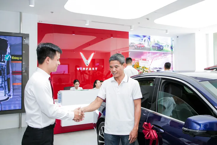 VinFast lập kỷ lục khai trương 27 showroom trong một ngày - Ảnh 8. VinFast lập kỷ lục khai trương 27 showroom trong một ngày - Ảnh 8.
