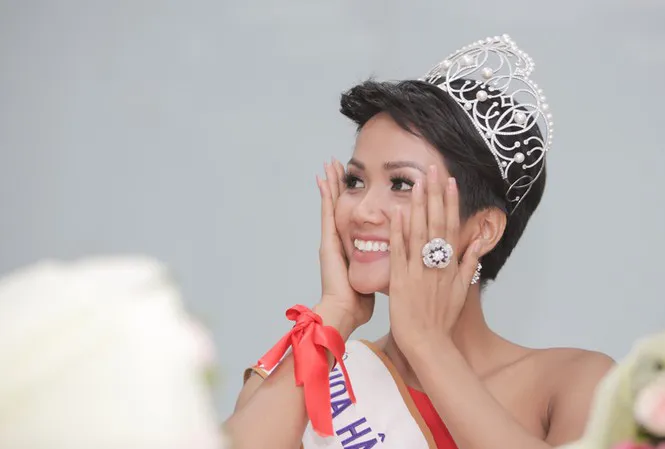 Sao Việt xúc động, chúc mừng ca phẫu thuật tách rời cặp song sinh thành công - Ảnh 1. Sao Việt xúc động, chúc mừng ca phẫu thuật tách rời cặp song sinh thành công - Ảnh 1.