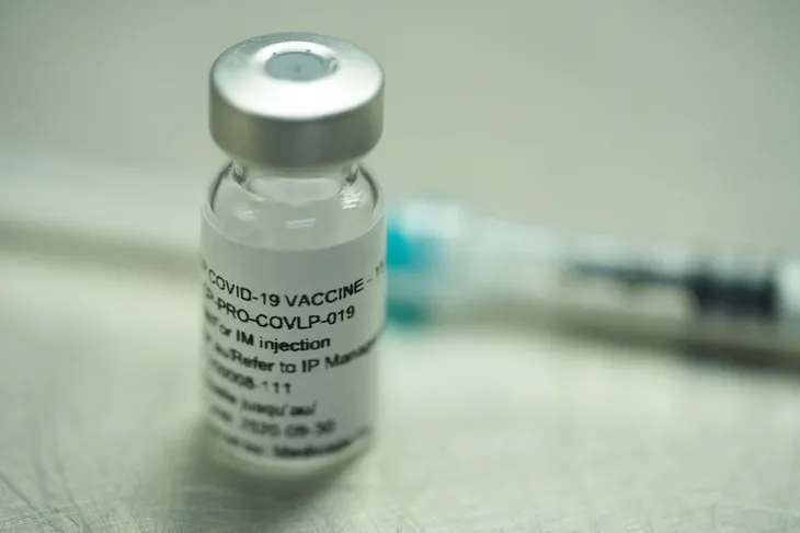 Mỹ thử nghiệm vaccine ngừa COVID-19 cho kết quả an toàn, kích thích miễn dịch - Ảnh 1. Mỹ thử nghiệm vaccine ngừa COVID-19 cho kết quả an toàn, kích thích miễn dịch - Ảnh 1.