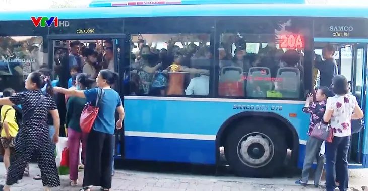 Vật vã chen lên xe bus giữa Thủ đô: Chật chội, khó thở còn hơn nhỡ chuyến - Ảnh 1.