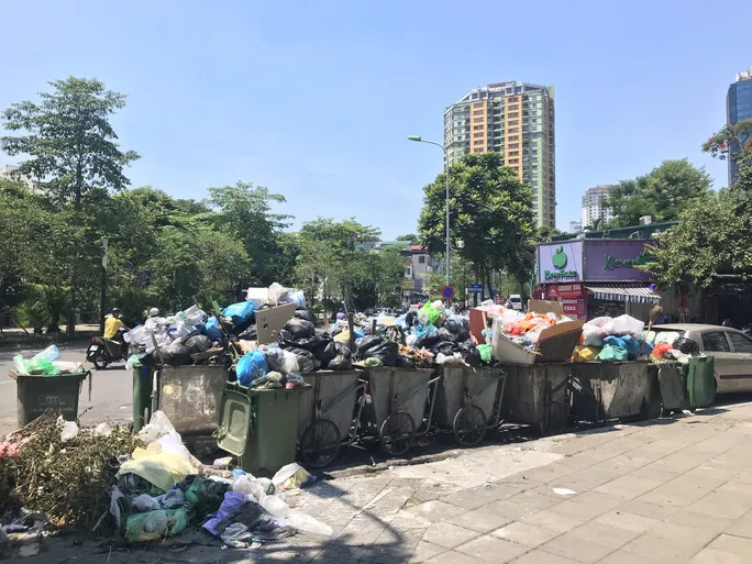 Vì sao rác bủa vây nhiều tuyến phố nội đô? - Ảnh 1. Vì sao rác bủa vây nhiều tuyến phố nội đô? - Ảnh 1.