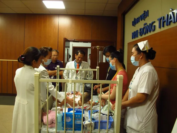 Sáng nay (15/7), cặp song sinh dính liền bước vào ca mổ tách định mệnh - Ảnh 2. Sáng nay (15/7), cặp song sinh dính liền bước vào ca mổ tách định mệnh - Ảnh 2.