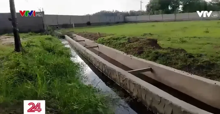 Muôn kiểu trại lợn xả thải: Ở đâu có trại lợn, ở đó có ô nhiễm - Ảnh 1. Muôn kiểu trại lợn xả thải: Ở đâu có trại lợn, ở đó có ô nhiễm - Ảnh 1.