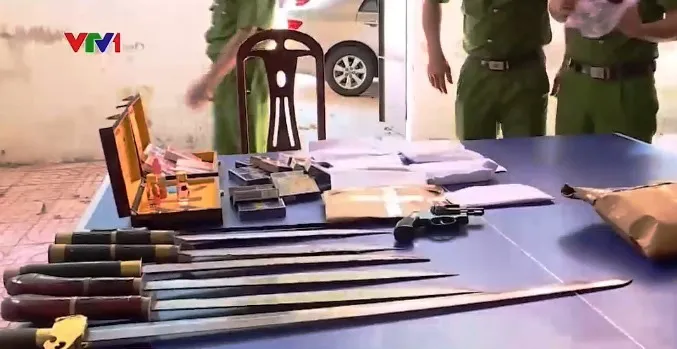 Bắt quả tang 15 đối tượng đánh bạc, thu giữ nhiều vũ khí nóng - Ảnh 2. Bắt quả tang 15 đối tượng đánh bạc, thu giữ nhiều vũ khí nóng - Ảnh 2.