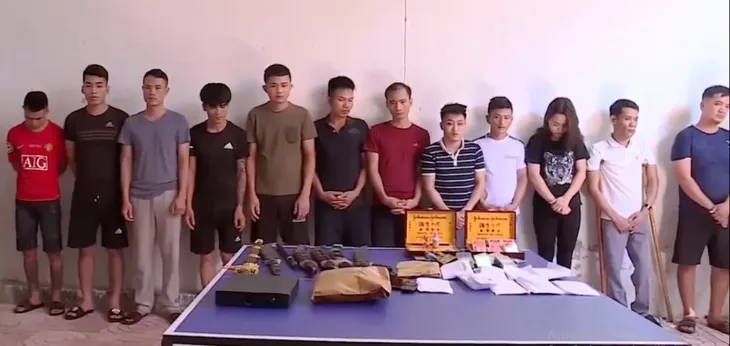Bắt quả tang 15 đối tượng đánh bạc, thu giữ nhiều vũ khí nóng - Ảnh 1. Bắt quả tang 15 đối tượng đánh bạc, thu giữ nhiều vũ khí nóng - Ảnh 1.
