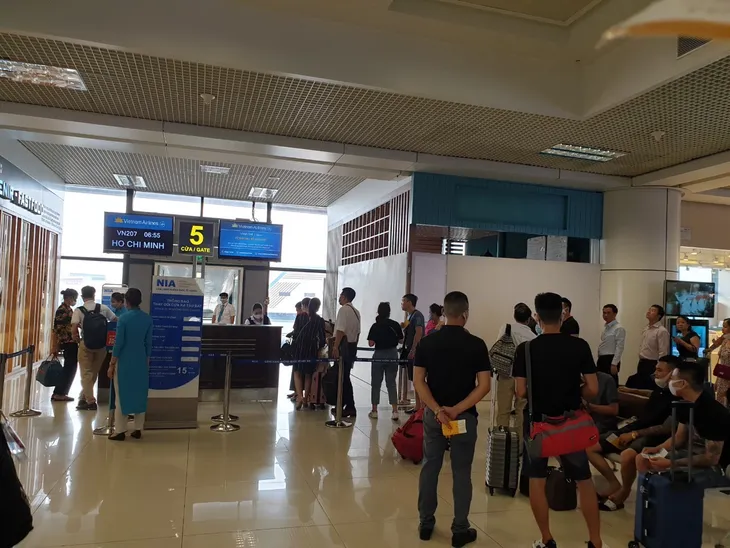 Sân bay Nội Bài chật ních trong ngày đầu của kỳ nghỉ hè muộn - Ảnh 3. Sân bay Nội Bài chật ních trong ngày đầu của kỳ nghỉ hè muộn - Ảnh 3.