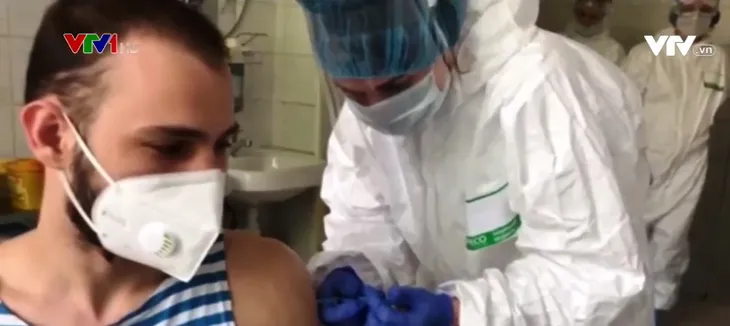 Nga công bố thành công thử nghiệm lâm sàng vaccine COVID-19 - Ảnh 1. Nga công bố thành công thử nghiệm lâm sàng vaccine COVID-19 - Ảnh 1.