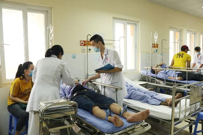 Quảng Ninh: 17 người nhập viện nghi ngộ độc thực phẩm - Ảnh 2. Quảng Ninh: 17 người nhập viện nghi ngộ độc thực phẩm - Ảnh 2.