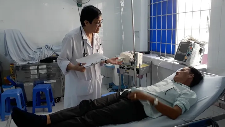 Gần 100 người nghi ngộ độc sau bữa ăn tại nhà hàng - Ảnh 1. Gần 100 người nghi ngộ độc sau bữa ăn tại nhà hàng - Ảnh 1.