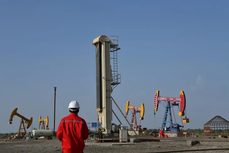 OPEC+ nhất trí nới lỏng quy mô hạn chế sản lượng khai thác dầu - Ảnh 1. OPEC+ nhất trí nới lỏng quy mô hạn chế sản lượng khai thác dầu - Ảnh 1.