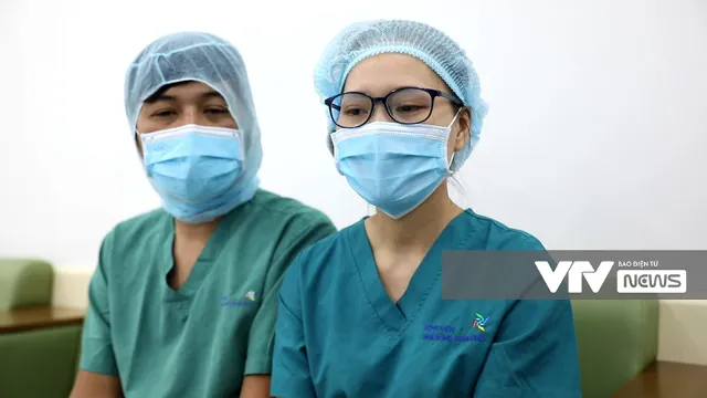 Ba mẹ Song Nhi vỡ òa niềm vui sau ca mổ tách dính: Gia đình chờ đợi giây phút ấy quá lâu rồi - Ảnh 2. Ba mẹ Song Nhi vỡ òa niềm vui sau ca mổ tách dính: Gia đình chờ đợi giây phút ấy quá lâu rồi - Ảnh 2.