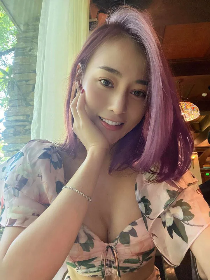 Phương Oanh bất ngờ nhuộm tóc tím hồng, Bảo Thanh khen bắt trend tới bến - Ảnh 1. Phương Oanh bất ngờ nhuộm tóc tím hồng, Bảo Thanh khen bắt trend tới bến - Ảnh 1.