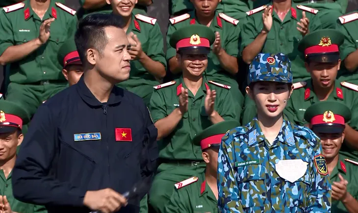 Khổng Tú Quỳnh run rẩy khi đứng cạnh các chiến sĩ phi công - Ảnh 1. Khổng Tú Quỳnh run rẩy khi đứng cạnh các chiến sĩ phi công - Ảnh 1.