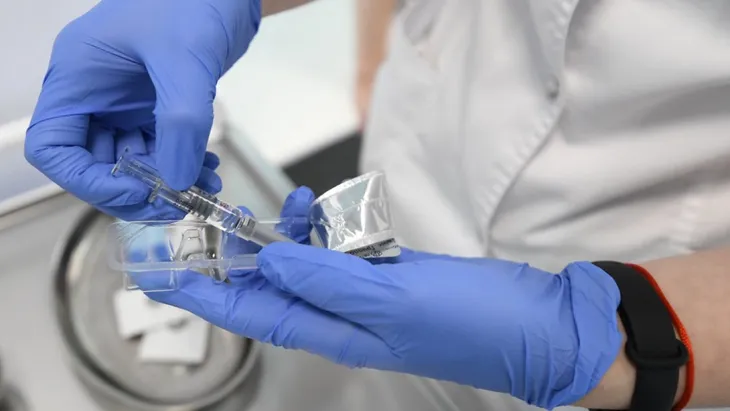 Nga sản xuất 30 triệu liều vaccine thử nghiệm trong năm nay - Ảnh 1. Nga sản xuất 30 triệu liều vaccine thử nghiệm trong năm nay - Ảnh 1.