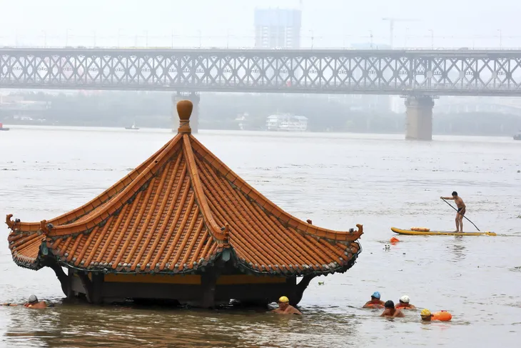 Trung Quốc: Nhiều tỉnh ban bố cảnh báo đỏ về lũ lụt, đập Tam Hiệp căng mình chống lũ - Ảnh 1. Trung Quốc: Nhiều tỉnh ban bố cảnh báo đỏ về lũ lụt, đập Tam Hiệp căng mình chống lũ - Ảnh 1.
