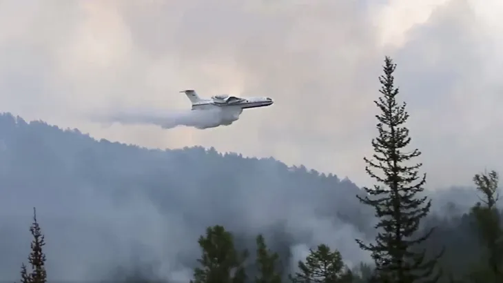 Nga: Cháy rừng hoành hành tại Siberia, khói mù bao trùm nhiều khu vực - Ảnh 1. Nga: Cháy rừng hoành hành tại Siberia, khói mù bao trùm nhiều khu vực - Ảnh 1.