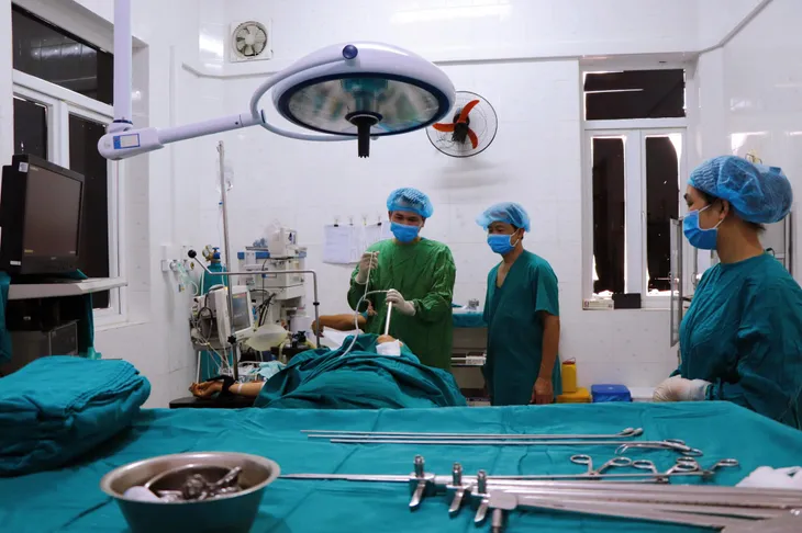 Vào viện cấp cứu vì miếng thịt vịt mắc kẹt ở thực quản - Ảnh 1. Vào viện cấp cứu vì miếng thịt vịt mắc kẹt ở thực quản - Ảnh 1.