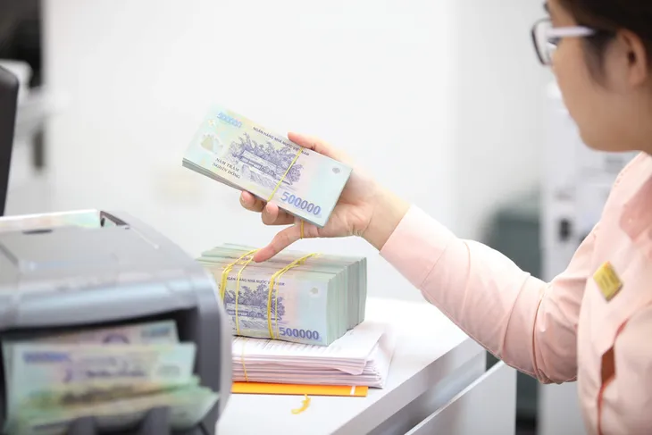 Lãi suất ngân hàng giảm, dòng tiền chảy vào bất động sản? - Ảnh 1. Lãi suất ngân hàng giảm, dòng tiền chảy vào bất động sản? - Ảnh 1.