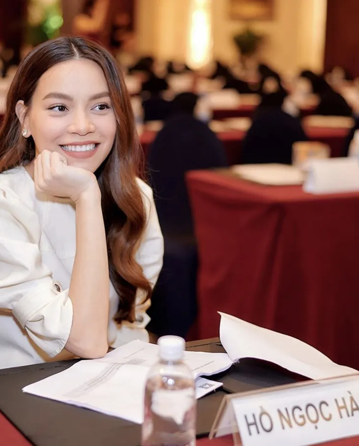 Hồ Ngọc Hà tham gia sự kiện, che bụng bầu 5 tháng quá siêu - Ảnh 4. Hồ Ngọc Hà tham gia sự kiện, che bụng bầu 5 tháng quá siêu - Ảnh 4.