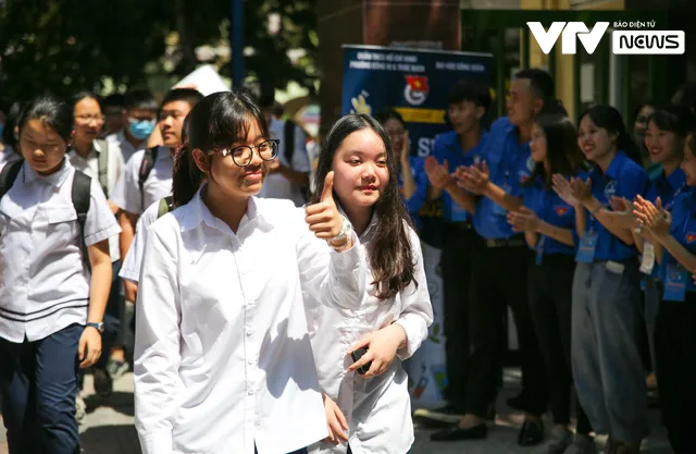Thi vào lớp 10 công lập tại Hà Nội: Thí sinh vui mừng vì trúng tủ môn Ngữ văn - Ảnh 1. Thi vào lớp 10 công lập tại Hà Nội: Thí sinh vui mừng vì trúng tủ môn Ngữ văn - Ảnh 1.