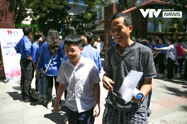 Thi vào lớp 10 công lập tại Hà Nội: Thí sinh vui mừng vì trúng tủ môn Ngữ văn - Ảnh 12. Thi vào lớp 10 công lập tại Hà Nội: Thí sinh vui mừng vì trúng tủ môn Ngữ văn - Ảnh 12.