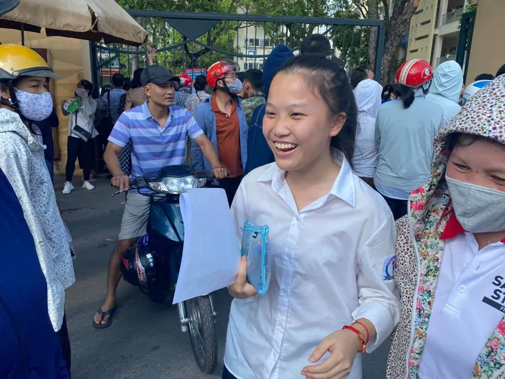 Thí sinh phấn khởi vì đề tiếng Anh vào lớp 10 “dễ hơn mong đợi” - Ảnh 3.