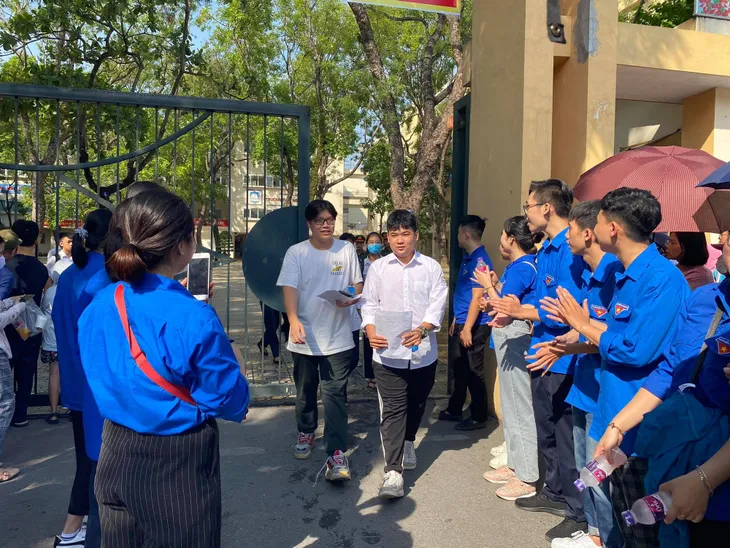 Thí sinh phấn khởi vì đề tiếng Anh vào lớp 10 “dễ hơn mong đợi” - Ảnh 1.