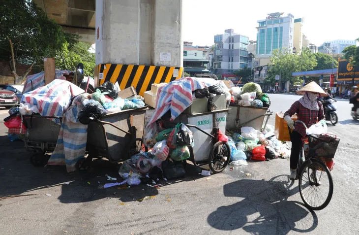Một tuần nóng chuyện môi trường: Rác ngập phố Hà Nội, Tràm Chim vắng bóng chim, cá - Ảnh 1. Một tuần nóng chuyện môi trường: Rác ngập phố Hà Nội, Tràm Chim vắng bóng chim, cá - Ảnh 1.