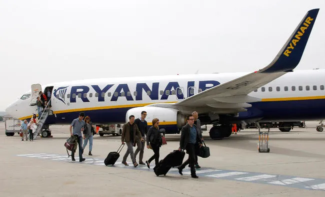 Máy bay Ryanair hạ cánh khẩn cấp do đe dọa đánh bom - Ảnh 1. Máy bay Ryanair hạ cánh khẩn cấp do đe dọa đánh bom - Ảnh 1.