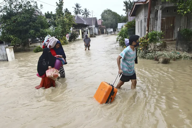 Lũ lụt gây thiệt hại nghiêm trọng tại Indonesia, ít nhất 36 người thiệt mạng - Ảnh 2. Lũ lụt gây thiệt hại nghiêm trọng tại Indonesia, ít nhất 36 người thiệt mạng - Ảnh 2.
