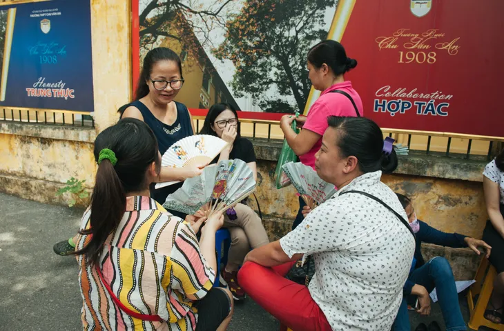 Thi Toán vào lớp 10 năm 2020 tại Hà Nội: Đề dễ, nhiều thí sinh tự tin giành điểm giỏi - Ảnh 6. Thi Toán vào lớp 10 năm 2020 tại Hà Nội: Đề dễ, nhiều thí sinh tự tin giành điểm giỏi - Ảnh 6.