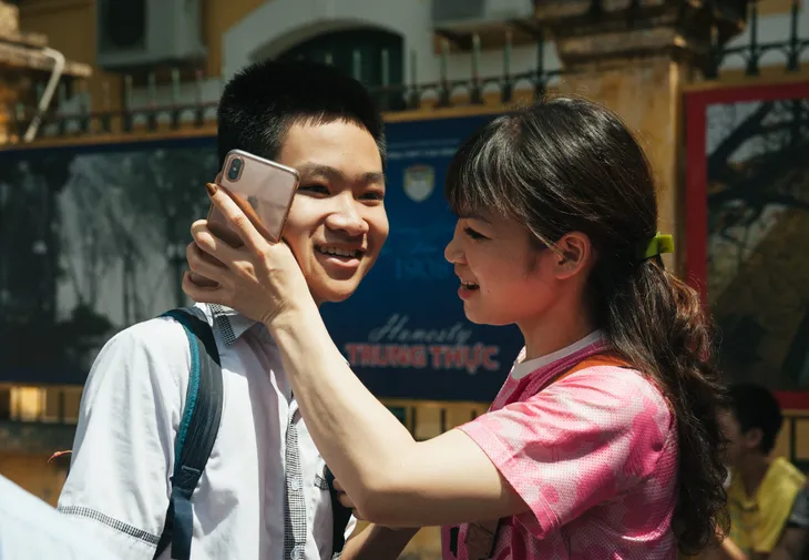 Thi Toán vào lớp 10 năm 2020 tại Hà Nội: Đề dễ, nhiều thí sinh tự tin giành điểm giỏi - Ảnh 12. Thi Toán vào lớp 10 năm 2020 tại Hà Nội: Đề dễ, nhiều thí sinh tự tin giành điểm giỏi - Ảnh 12.