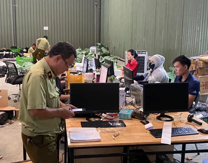 Kho hàng lậu hơn 100.000 sản phẩm giữa lòng Hà Nội của ông chủ người Trung Quốc - Ảnh 1. Kho hàng lậu hơn 100.000 sản phẩm giữa lòng Hà Nội của ông chủ người Trung Quốc - Ảnh 1.