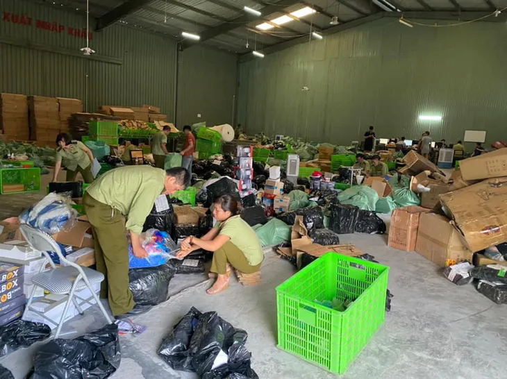 Kho hàng lậu hơn 100.000 sản phẩm giữa lòng Hà Nội của ông chủ người Trung Quốc - Ảnh 3. Kho hàng lậu hơn 100.000 sản phẩm giữa lòng Hà Nội của ông chủ người Trung Quốc - Ảnh 3.