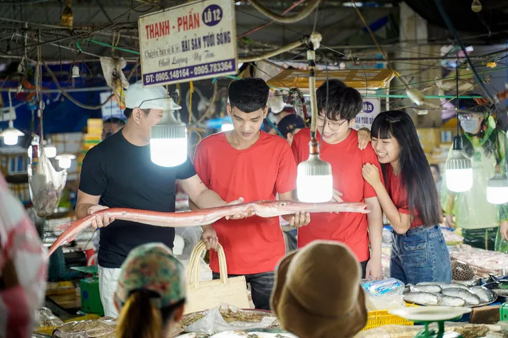 Lê Dương Bảo Lâm bị người tình màn ảnh ví như... cá chìa vôi - Ảnh 5. Lê Dương Bảo Lâm bị người tình màn ảnh ví như... cá chìa vôi - Ảnh 5.