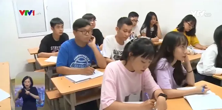Học sinh lớp 12 gấp rút ôn thi tốt nghiệp THPT 2020 - Ảnh 1. Học sinh lớp 12 gấp rút ôn thi tốt nghiệp THPT 2020 - Ảnh 1.